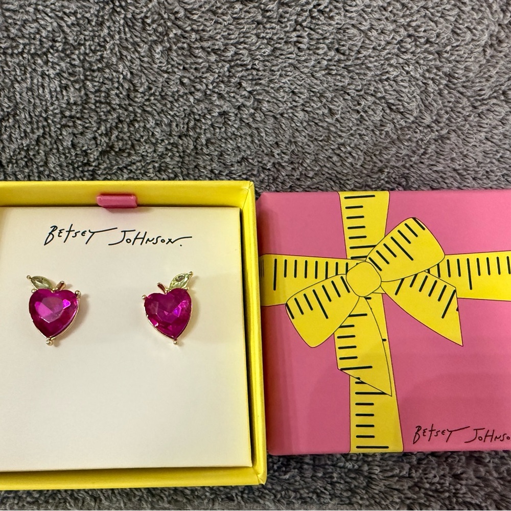 ❤️🍎Betsey Johnson Fuchsia Heart Apple Crystal Stud Earrings